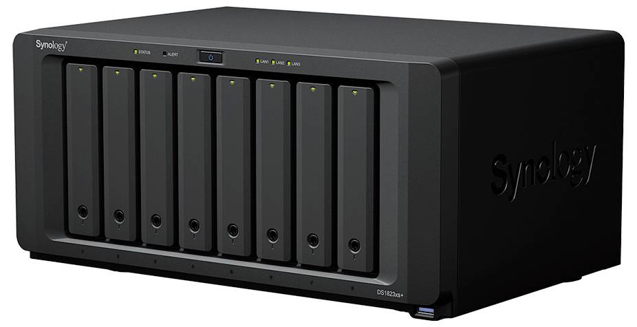 Schwarzes Synology DiskStation NAS-Gehäuse mit acht vorderen Festplattenschächten, Status-LEDs und Logo an der Seite.