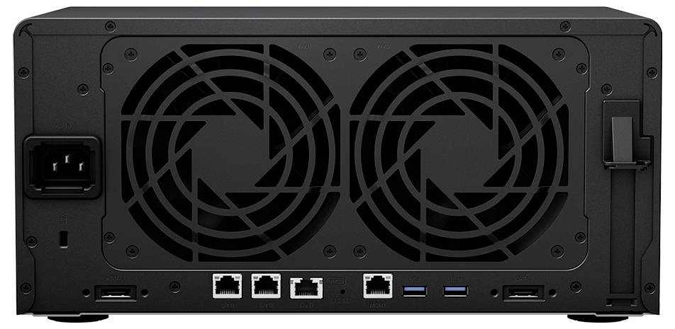 Rückansicht eines schwarzen elektronischen Geräts mit zwei großen Kühlventilatoren, Stromanschluss auf der linken Seite, Verriegelungshebel auf der rechten Seite und mehreren Netzwerk-/USB-Anschlüssen entlang der Unterseite.