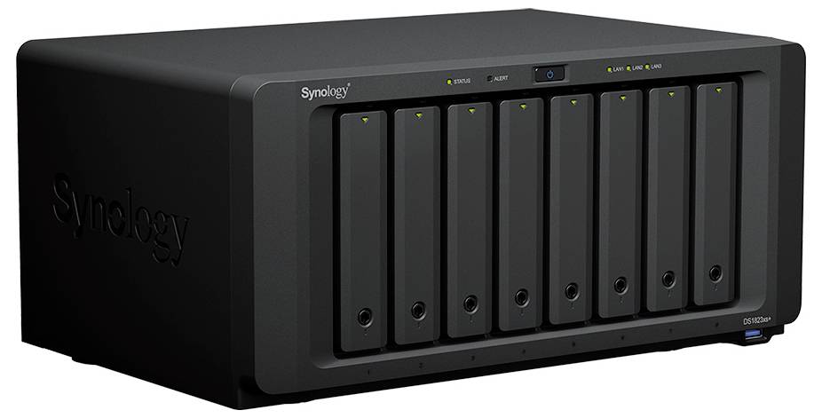 Schwarze Synology DiskStation NAS mit mehreren vorderen Laufwerkschächten und Statusleuchten auf weißem Hintergrund.