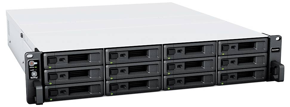 Vorderansicht eines Rack-Mount-Netzwerkspeichers mit mehreren Hot-Swap-Festplattenschächten und Statusleuchten.