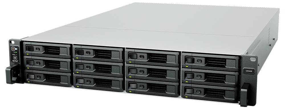 Frontansicht eines in ein Regal eingebauten Speicherservers mit 12 Hot-Swap-Laufwerkschächten und dualen Stromversorgungs-/Steuermodulen an den linken und rechten Enden.