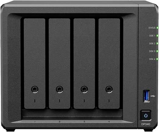 NAS-Speichergerät mit vier Schächten, Status-LEDs, USB-Anschluss und Netzschalter auf der Frontplatte.