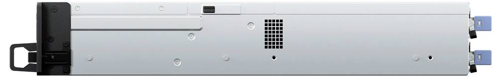 Rückansicht eines silbernen, in ein Regal einbaubaren elektronischen Geräts mit Belüftungsschlitzen, einem schwarzen Griff auf der linken Seite und blauen Steckverbindern auf der rechten Seite.