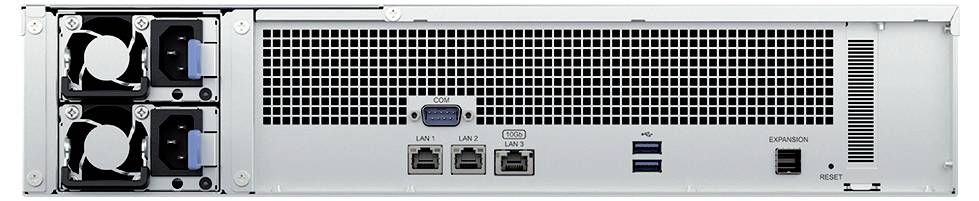 Rückansicht eines silbernen Server-Gehäuses mit Doppellüftern und Stromversorgungsmodulen auf der linken Seite, Lüftungsgitter, LAN-Anschlüssen, USB-Anschlüssen, Erweiterungsschacht und Reset-Taste auf der rechten Seite.