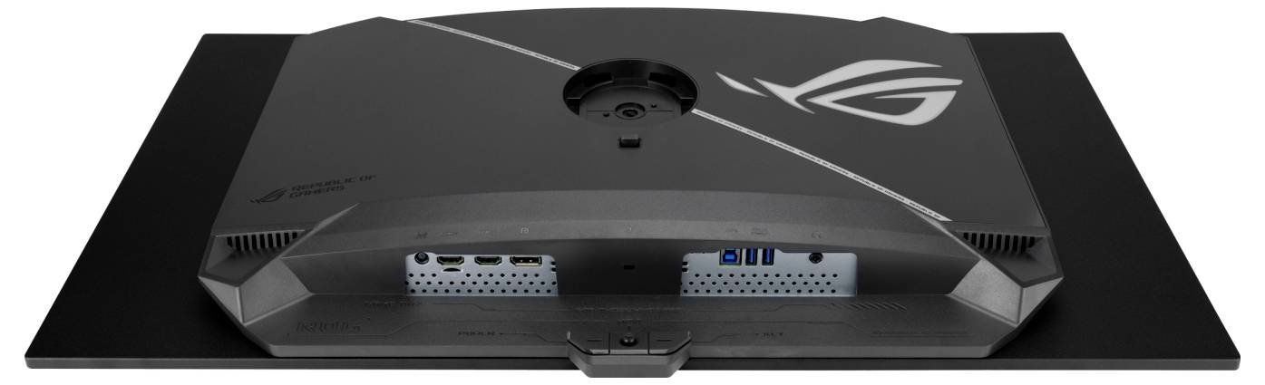 Rückansicht eines schwarzen ASUS ROG Gaming-Monitors mit einer zentrierten Webcam-Halterung, geneigtem Ständer, Belüftungsschlitzen und sichtbaren hinteren Anschlüssen.