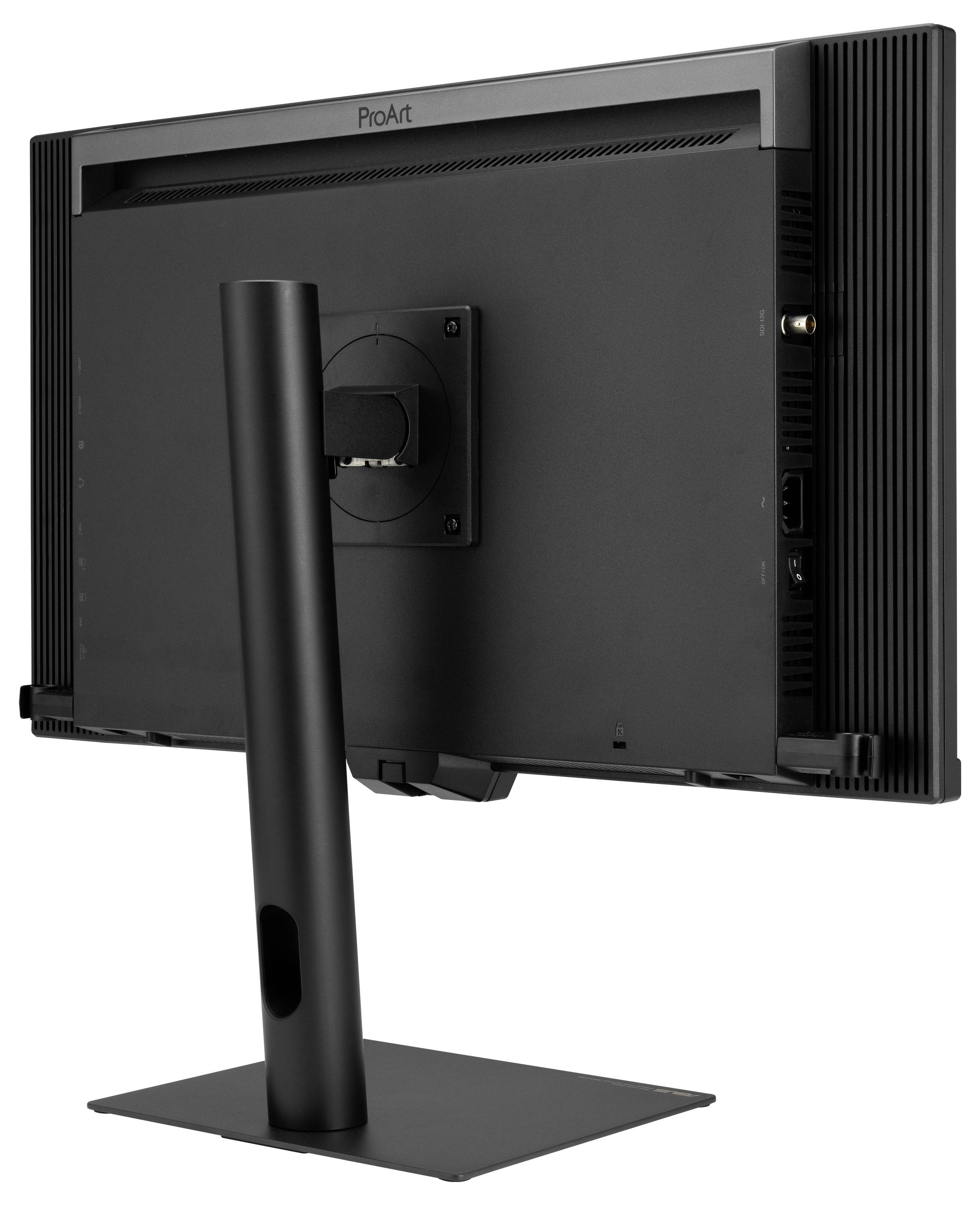 Rückansicht eines ProArt-Desktop-Monitors auf einem Ständer, der die Befestigungshalterung, Anschlüsse und das belüftete Seitenpanel zeigt.