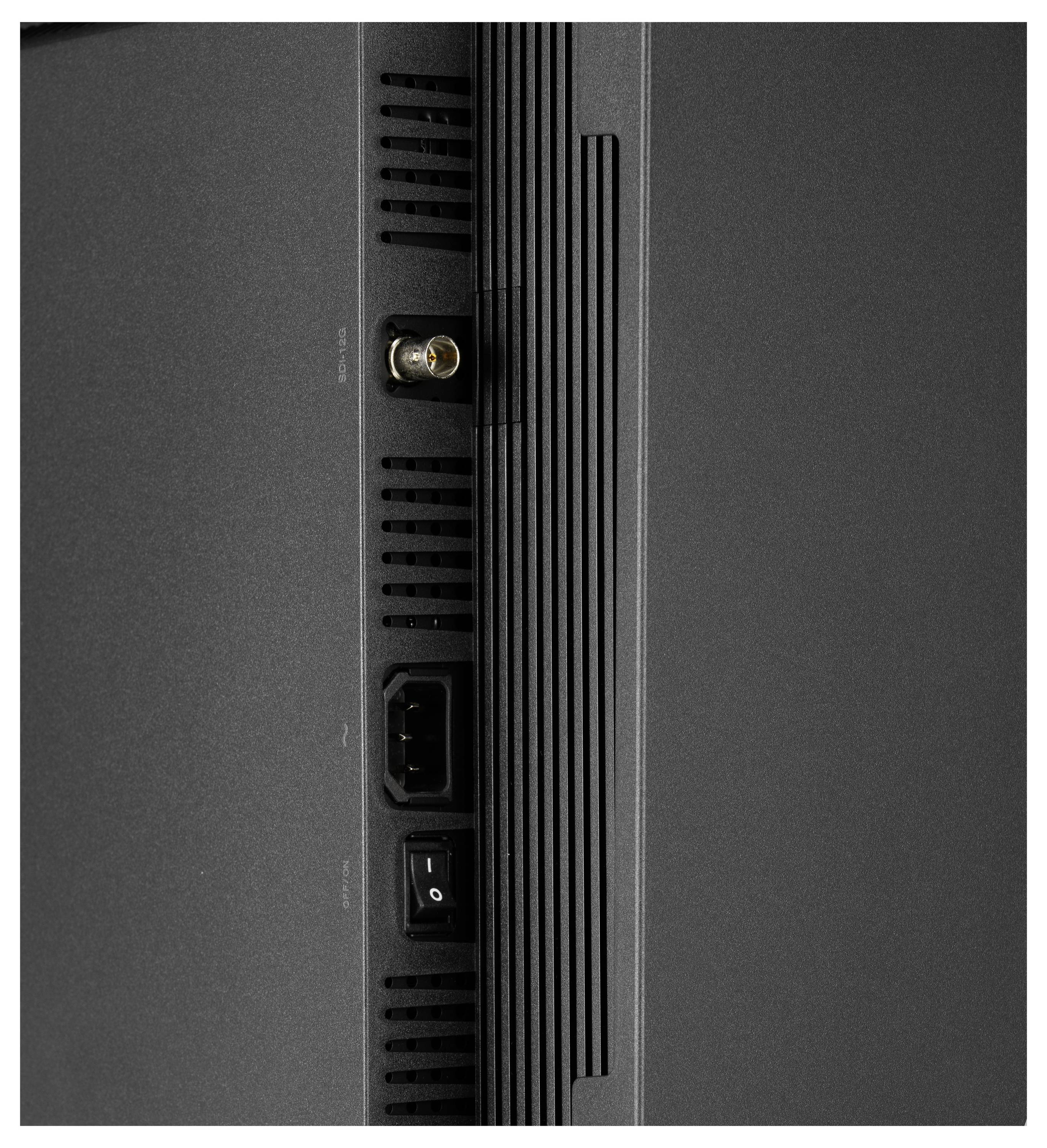 Nahaufnahme der Rückseite eines Fernsehers mit Belüftungsschlitzen, Koaxialeingangsbuchse, Stromstecker und Ein-/Ausschalter.