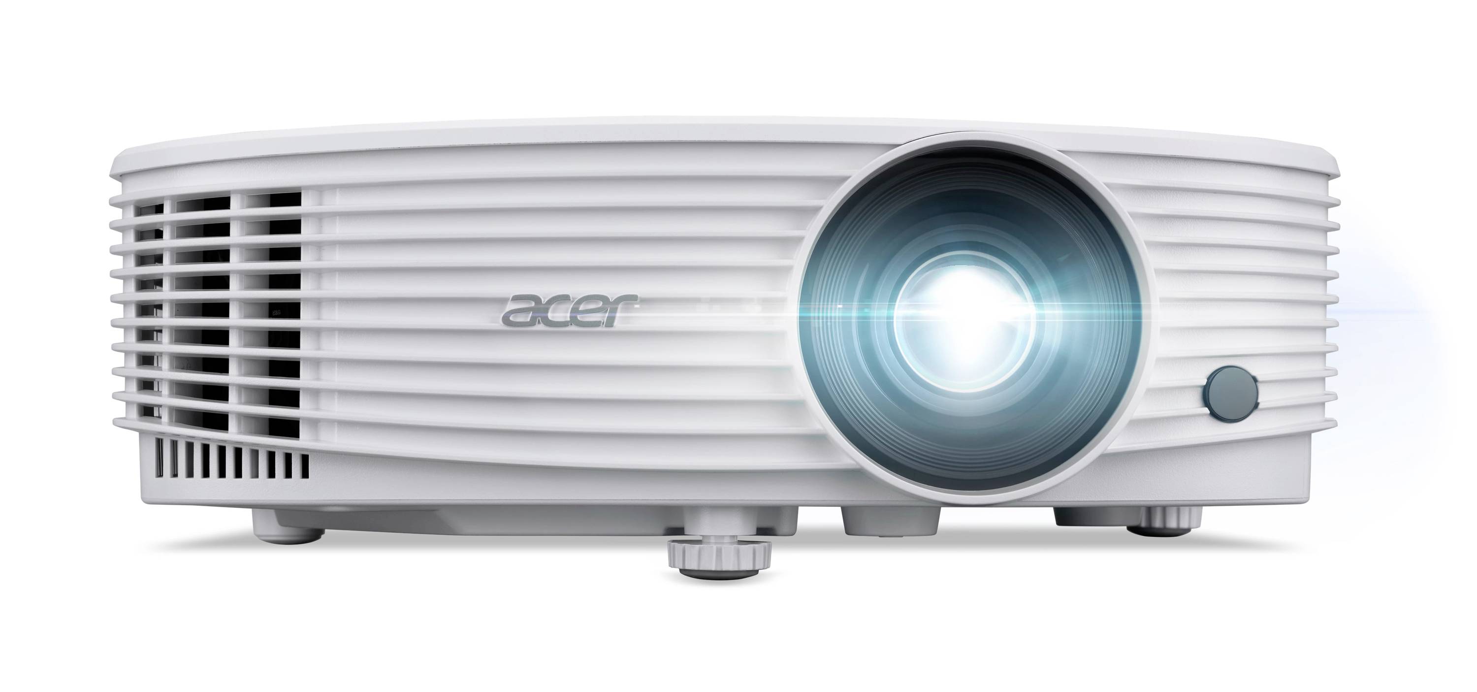 Weißer Acer-Projektor von vorne fotografiert, mit großer beleuchteter Linse und Lüftungsgittern auf weißem Hintergrund.
