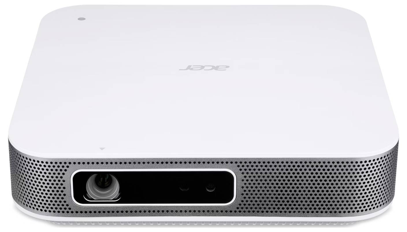 Weißer Acer-Projektor von vorne gezeigt, mit sichtbarem Objektiv und Lautsprechergitter.