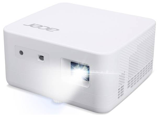 Weißer Acer-Projektor mit beleuchteter Linse, dargestellt in einer Dreiviertelvorderansicht auf weißem Hintergrund.