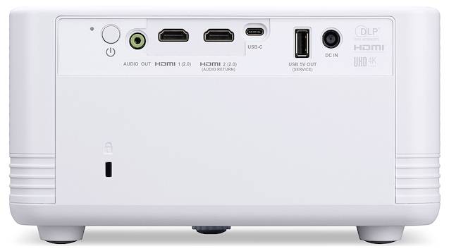 Rückansicht eines weißen DLP-Projektors mit Eingängen: Audioausgang, zwei HDMI-2.0-Anschlüsse, USB-C, USB-Service und Stromanschluss.