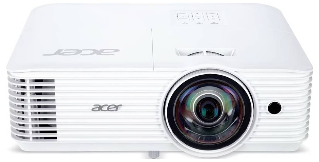 Weißer Acer-Projektor von vorne gezeigt, mit zentriertem Objektiv und Lüftungsgitter auf sauberem weißem Hintergrund.