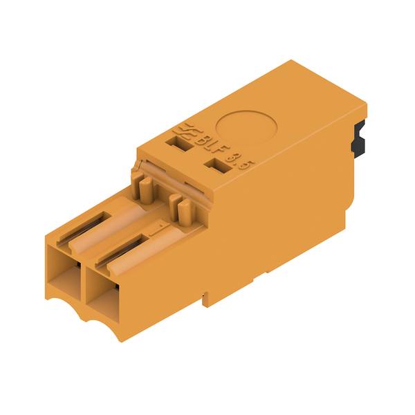 Orange-Kunststoff-Elektrostecker-Komponente, isoliert auf weißem Hintergrund, in schräger 3D-Ansicht dargestellt.