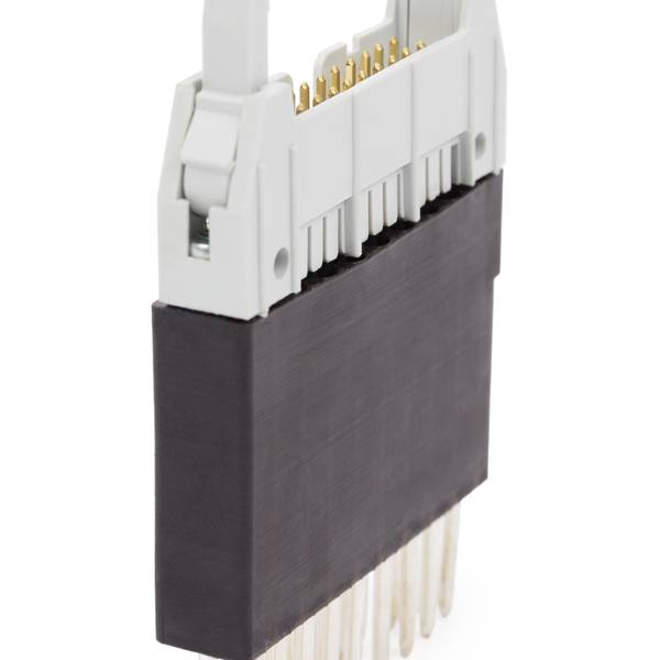 Nahaufnahme eines weißen Elektrosteckers mit goldfarbenen Kontakten und einer dunklen Schutzkappe, isoliert auf weißem Hintergrund.