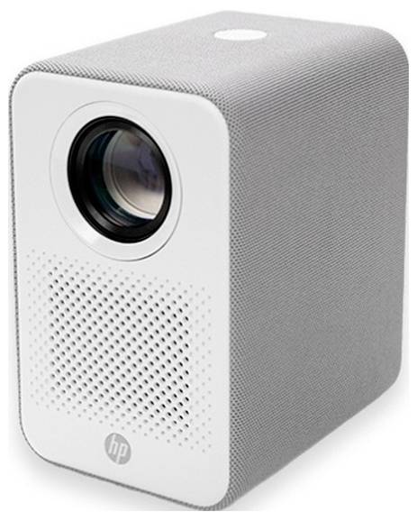 Weißer HP-Projektor mit Linse an der Vorderseite und perforiertem Lautsprechergitter, schräg auf einfachem Hintergrund dargestellt.