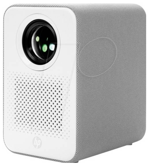 Weißer HP-Kompaktbeamer von vorne und von der Seite gezeigt, mit großem Objektiv und perforiertem Lautsprechergitter.