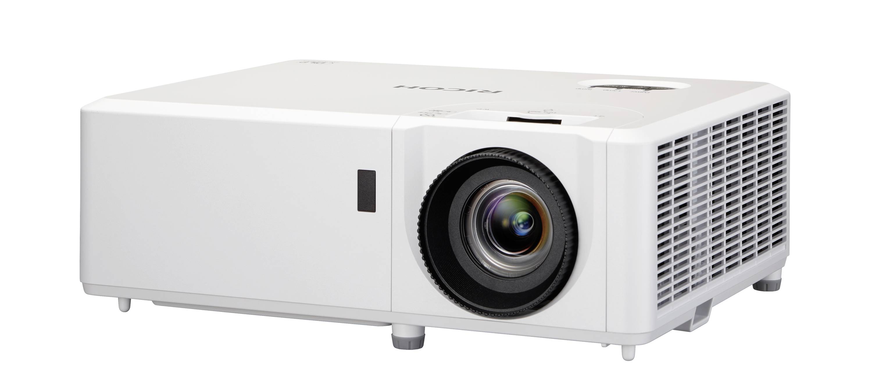 Weißer Multimediaprojector mit großer Frontlinse und seitlichen Lüftungsöffnungen, vor weißem Hintergrund gezeigt.