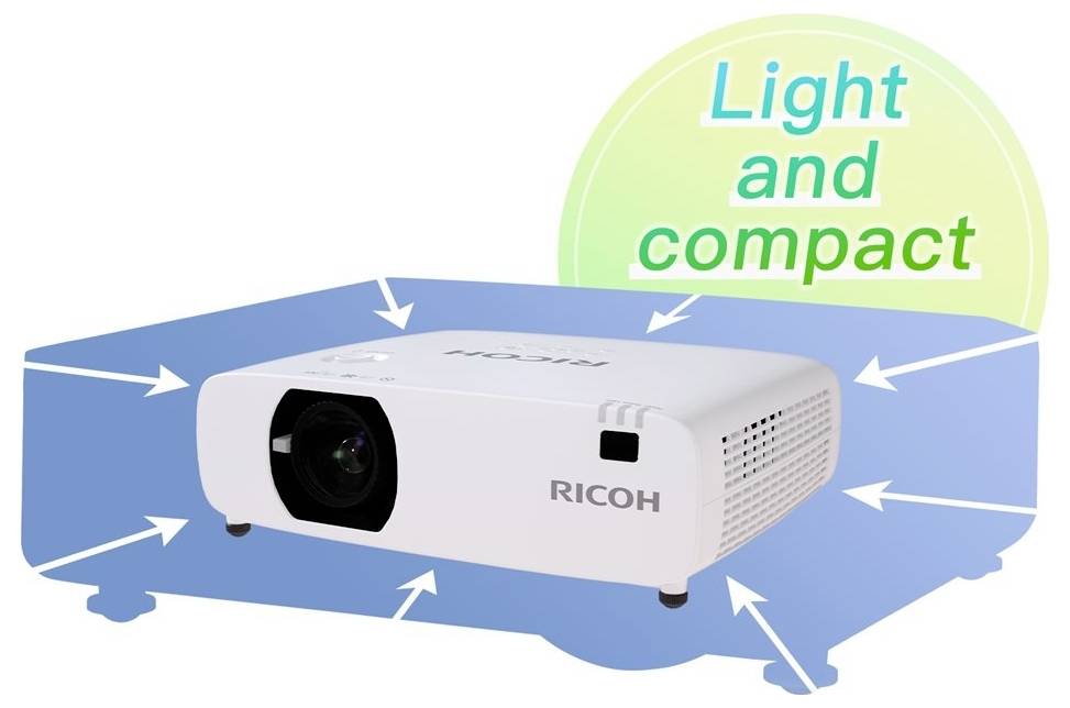 Weißer Ricoh-Projektor auf einer blauen Plattform mit Pfeilen, die darauf zeigen, und dem Text „Leicht und kompakt