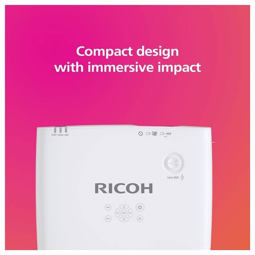 Weißer Ricoh-Projektor auf einem rosa-zu-orange Farbverlaufshintergrund mit dem Text „Kompaktes Design mit immersiver Wirkung