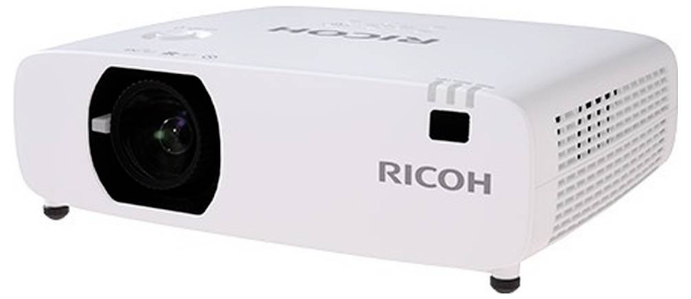 Weißer Ricoh-Projektor in schräger Ansicht gezeigt, mit Objektiv auf der linken Seite und Lüftungsgittern auf der rechten Seite.