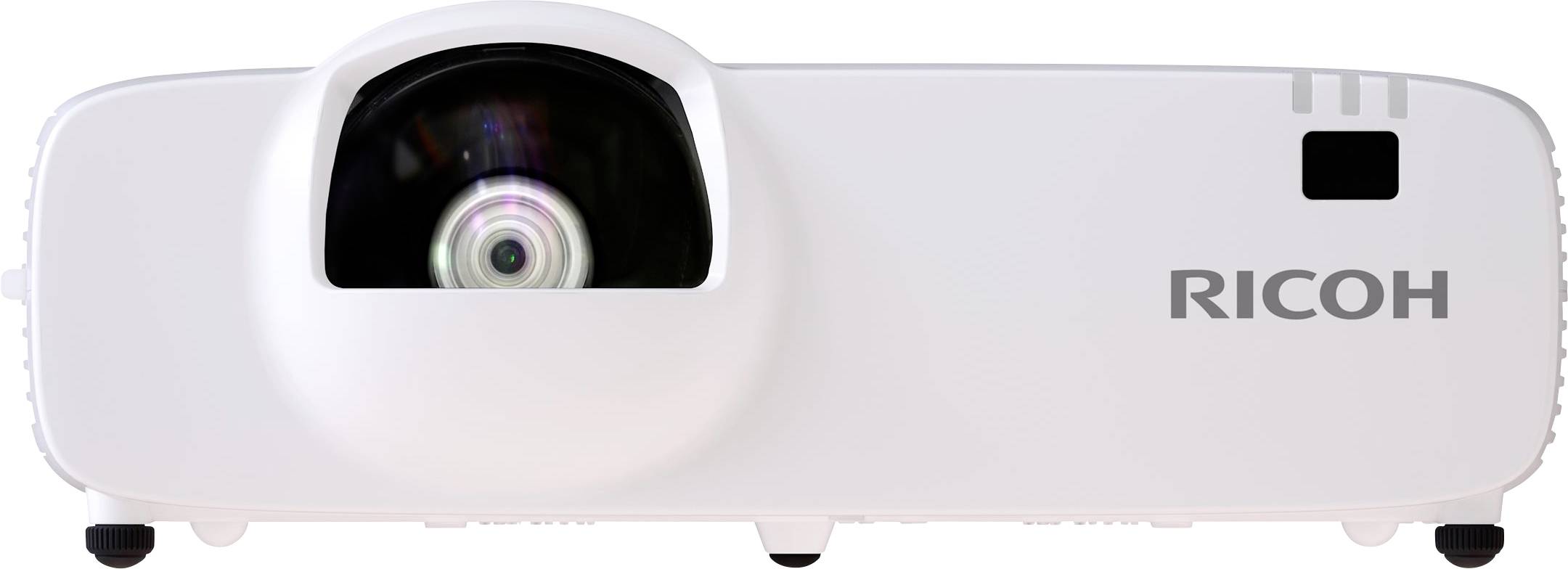 Weißer Ricoh-Projektor von vorne gezeigt, mit Linse auf der linken Seite und Markenname auf der rechten Seite.