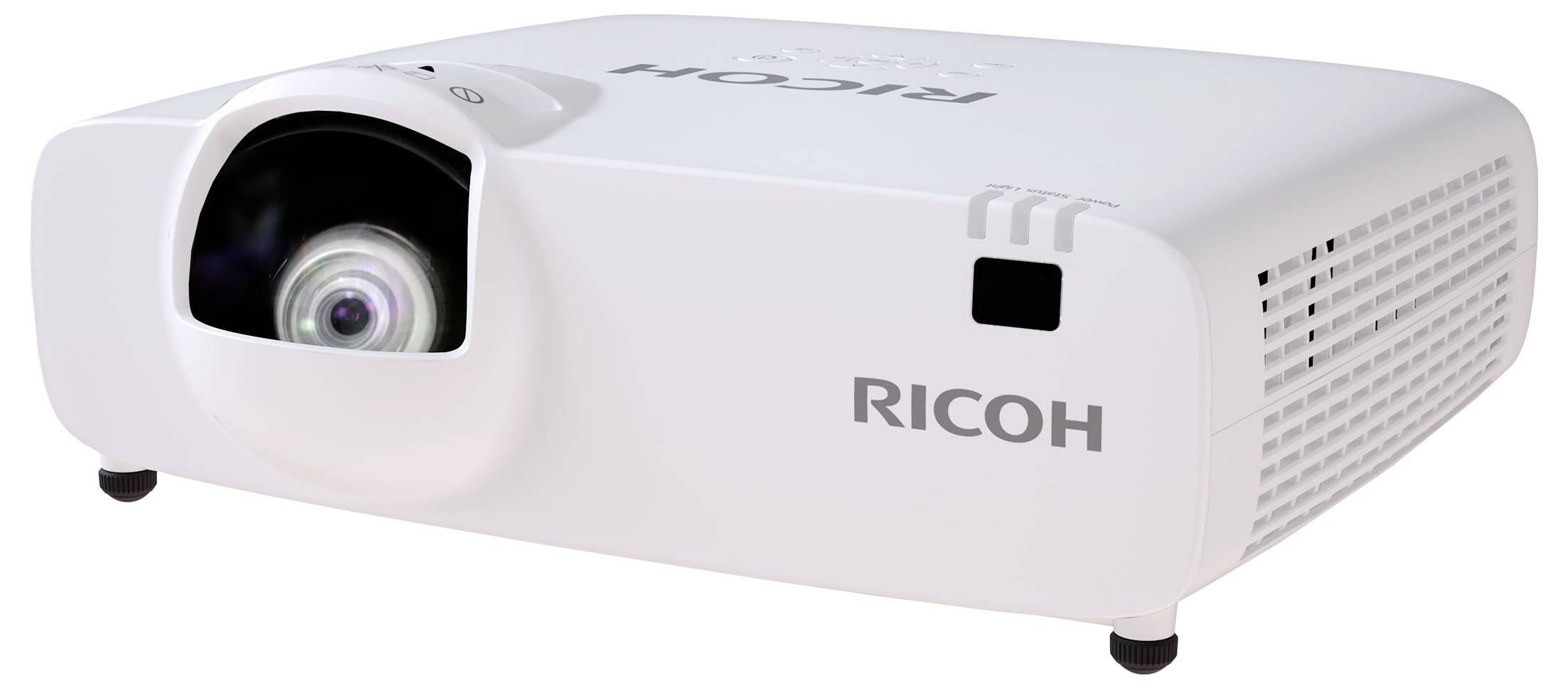 Weißer Ricoh-Projektor in schrägem Winkel dargestellt, mit Objektiv vorne links und Lüftungsgittern auf der rechten Seite.