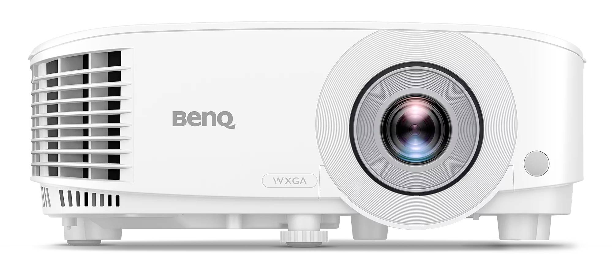 Weißer BenQ WXGA-Projektor in Vorderansicht gezeigt, mit zentriertem Objektiv und Lüftungsgitter auf der linken Seite.