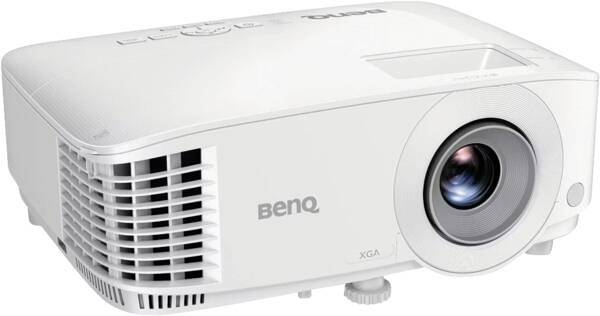 Weißer BenQ XGA-Projektor mit vorderer Linse und belüfteter Blende auf weißem Hintergrund.