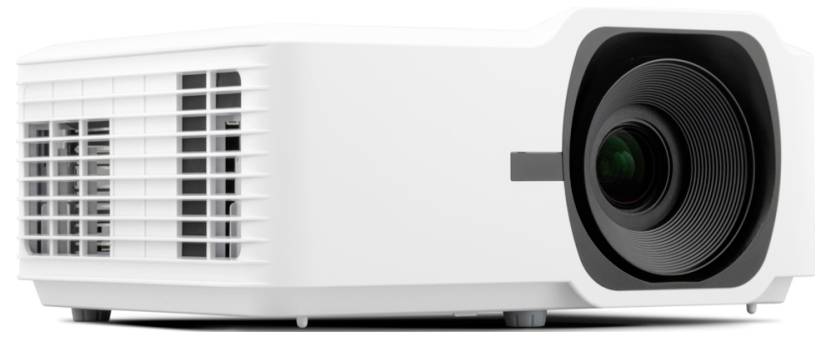Weißer Multimediaprojector mit großer Frontlinse und seitlichem Lüftungsgitter, auf einfachem Hintergrund dargestellt.