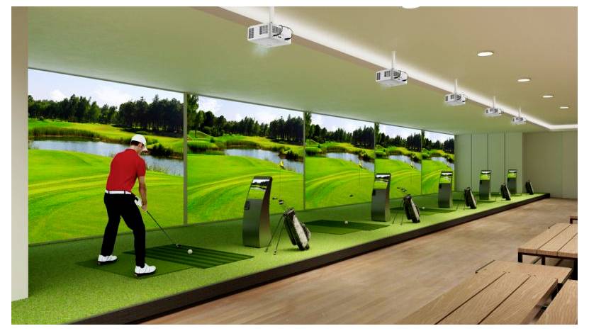 Golfschießstand in geschlossenen Räumen mit einem Golfer in Rot, der in einer Trainierbucht trainiert und auf große Kurssimulatorbrillen ausgerichtet ist.