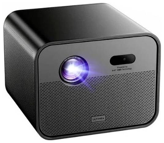 Schwarzer würfelförmiger Projektor mit beleuchteter Linse an der Vorderseite und perforiertem Lautsprechergitter, dargestellt auf weißem Hintergrund.