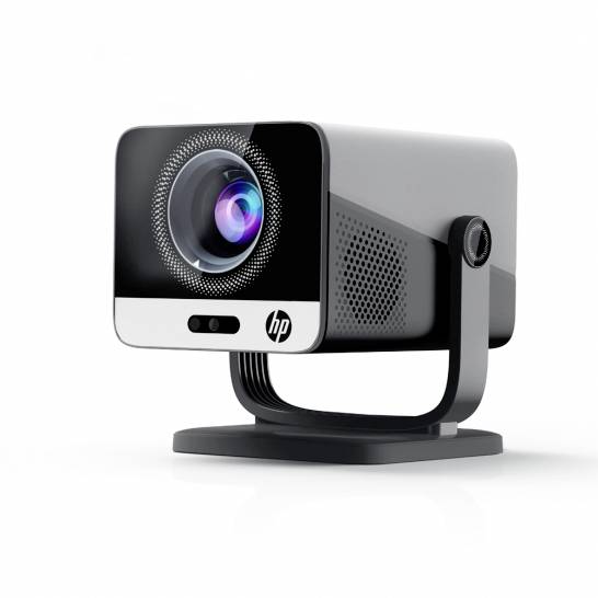HP-Webcam auf einem Ständer, gezeigt in Dreiviertelansicht mit einem großen Objektiv an der Vorderseite und einem schwarz-weißen Gehäuse.