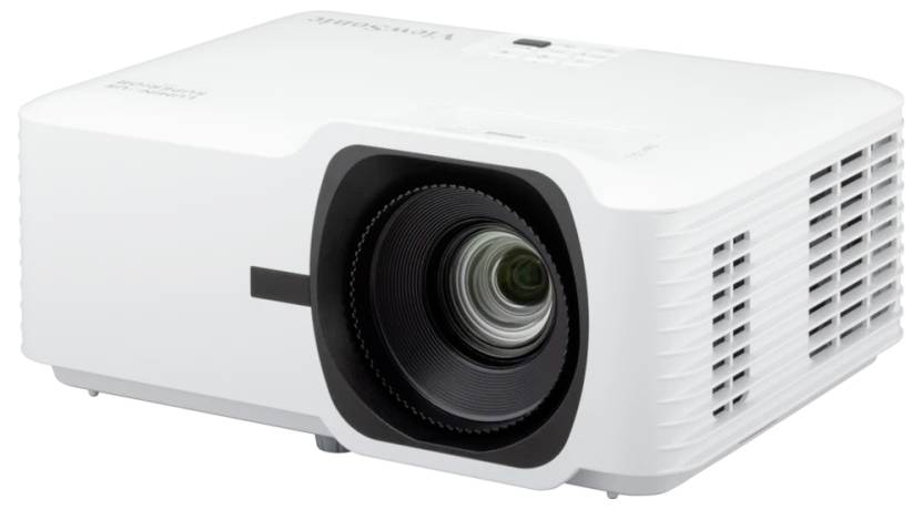 Weißer Multimediaprojector mit großer Frontlinse und seitlichen Belüftungsgittern, gezeigt auf einfarbigem Hintergrund.