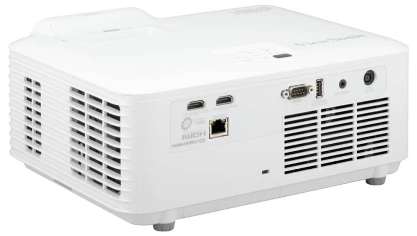 Weißer Multimediaprojector auf weißem Hintergrund, von vorne links gezeigt mit sichtbarem Objektiv und seitlichen Lüftungsgittern.