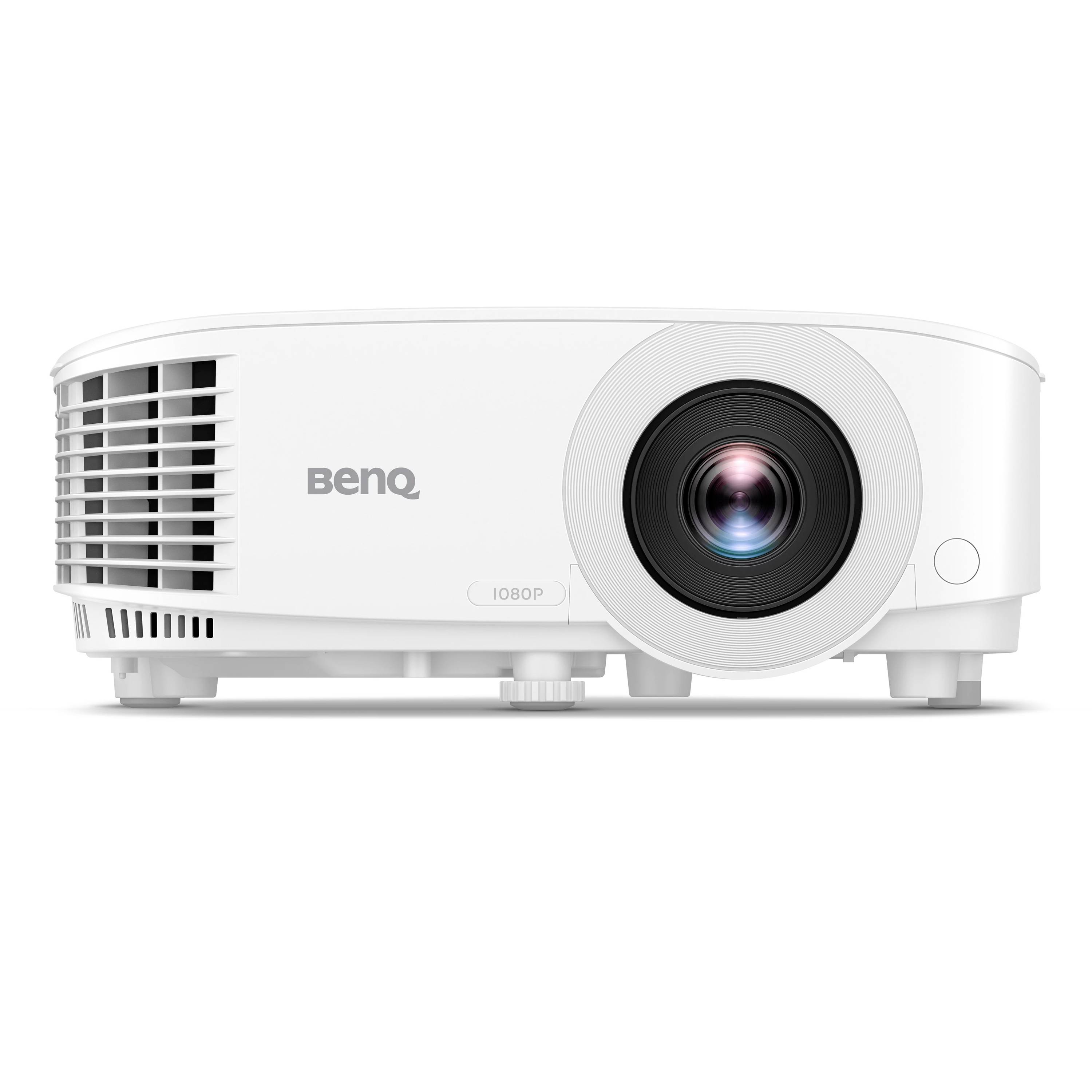 Weißer BenQ-Beamer mit 1080p-Auflösung von vorne gezeigt, mit großem Objektiv auf der rechten Seite und Lüftungsgitter auf der linken Seite.