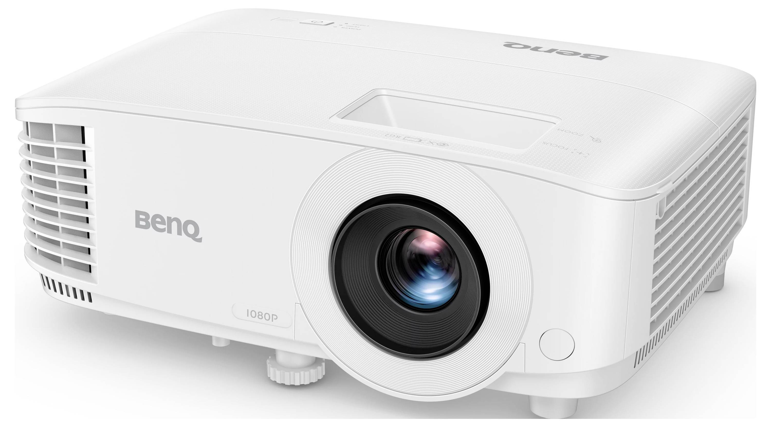 Weißer BenQ-Projektor in schräger Perspektive auf neutralem Hintergrund, mit sichtbarem Objektiv und Lüftungsschlitzen.