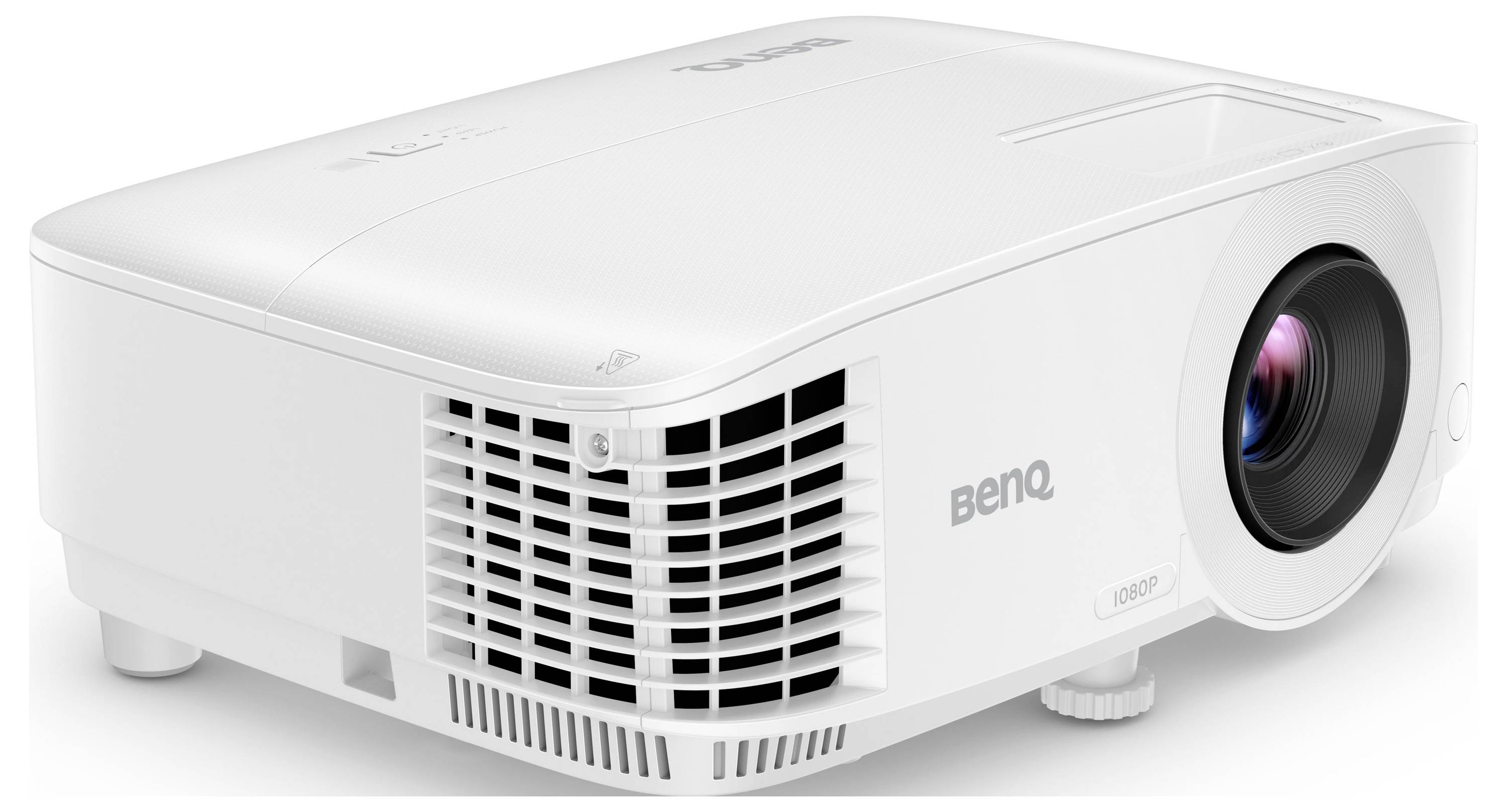 Weißer BenQ-Projektor in Schrägansicht, mit vorderer Lüftungsgitter und prominentem Objektiv auf der rechten Seite.