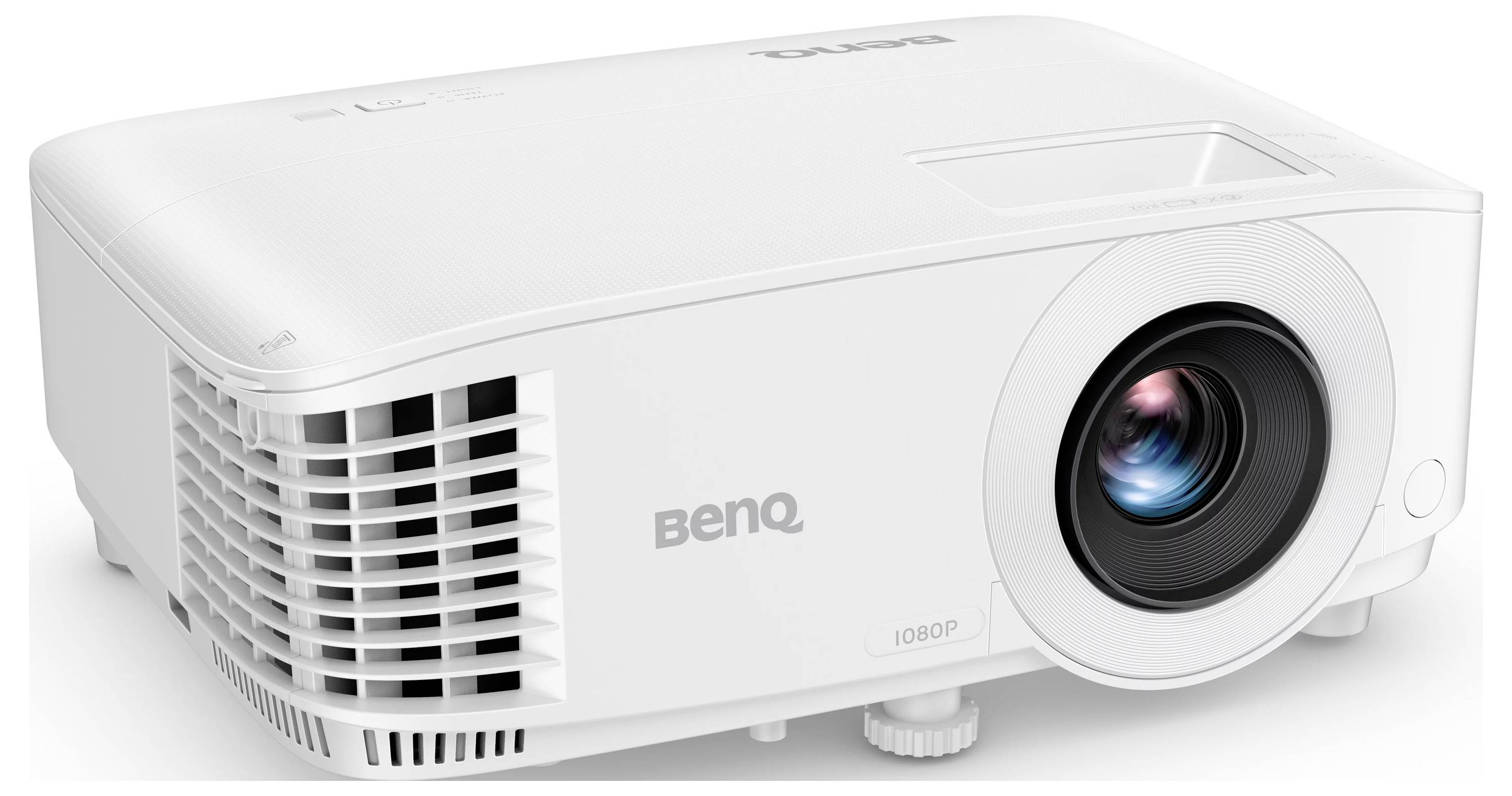 Weißer BenQ 1080P-Projektor in einer Vorderansicht von rechts mit sichtbarem Objektiv, Lüftungsschlitzen und Bedienungsknopf auf weißem Hintergrund.