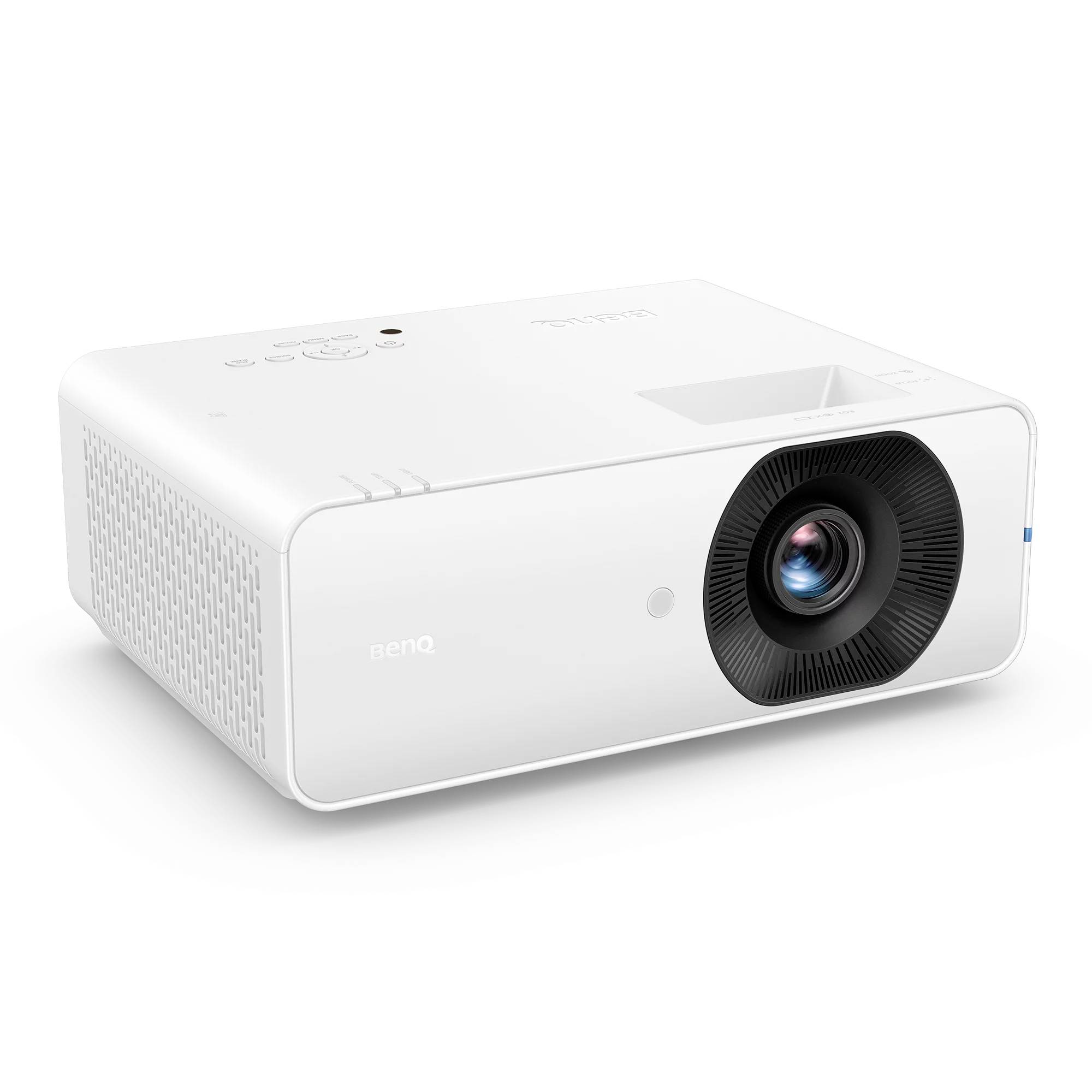 Weißer BenQ-Projektor in einer Vorderansicht von rechts mit prominentem Objektiv und Lüftungsgittern auf einem einfachen weißen Hintergrund.