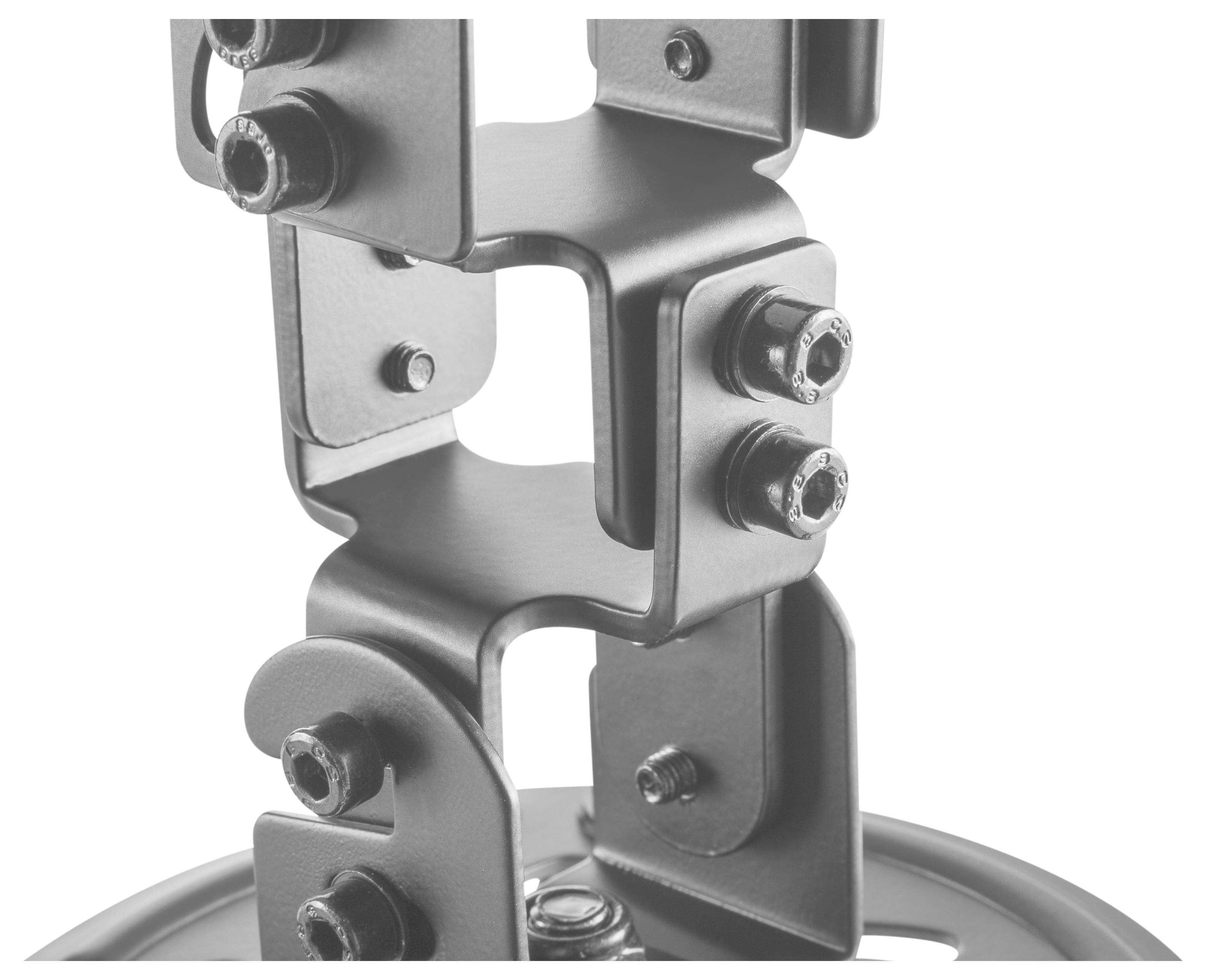 Nahaufnahme einer Metallkette oder Kettenverbindung mit Bolzen und Scharnieren, die ein industrielles mechanisches Gelenk auf weißem Hintergrund zeigt.