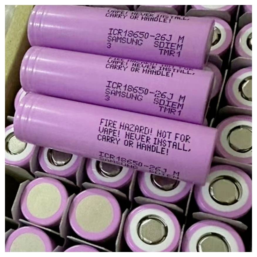 Nahaufnahme von violetten Samsung 18650 Lithium-Ionen-Batterien, einige beschriftet mit „BRANDGEFAHR! HEISSPFLASTER FÜR VAPE! NIEMALS INSTALLIEREN, TRANSPORTIEREN ODER HANDHABEN!