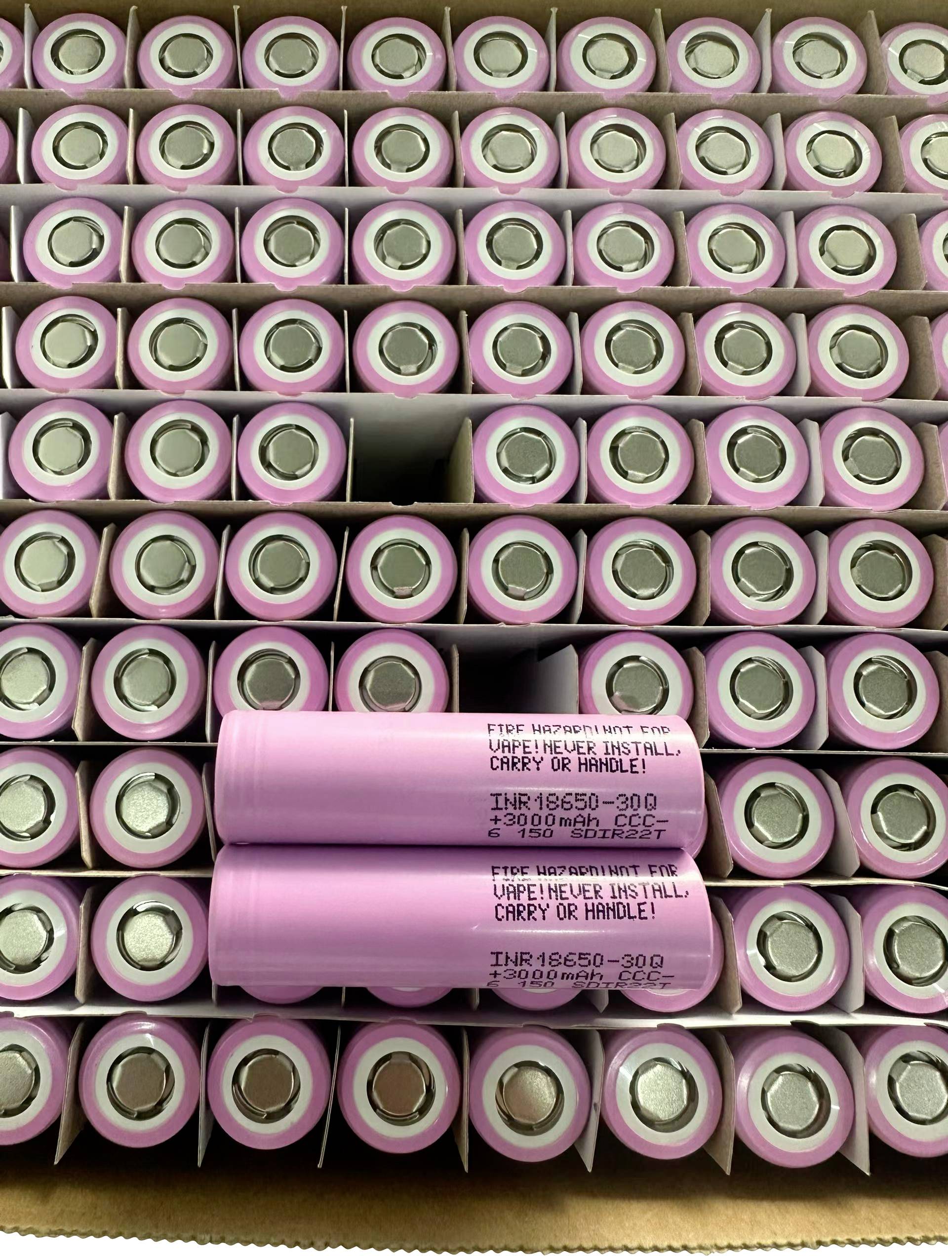 Stapel von rosa zylindrischen Lithium-Ionen-Batterien, mit zwei als „INR18650-30Q