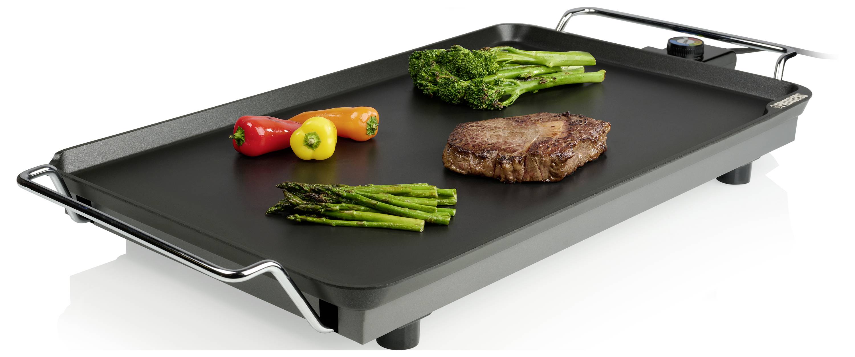 Elektrischer Tischgrill mit einem Steak, Spargel, Brokkoli und Paprika auf seiner flachen schwarzen Oberfläche beim Kochen.