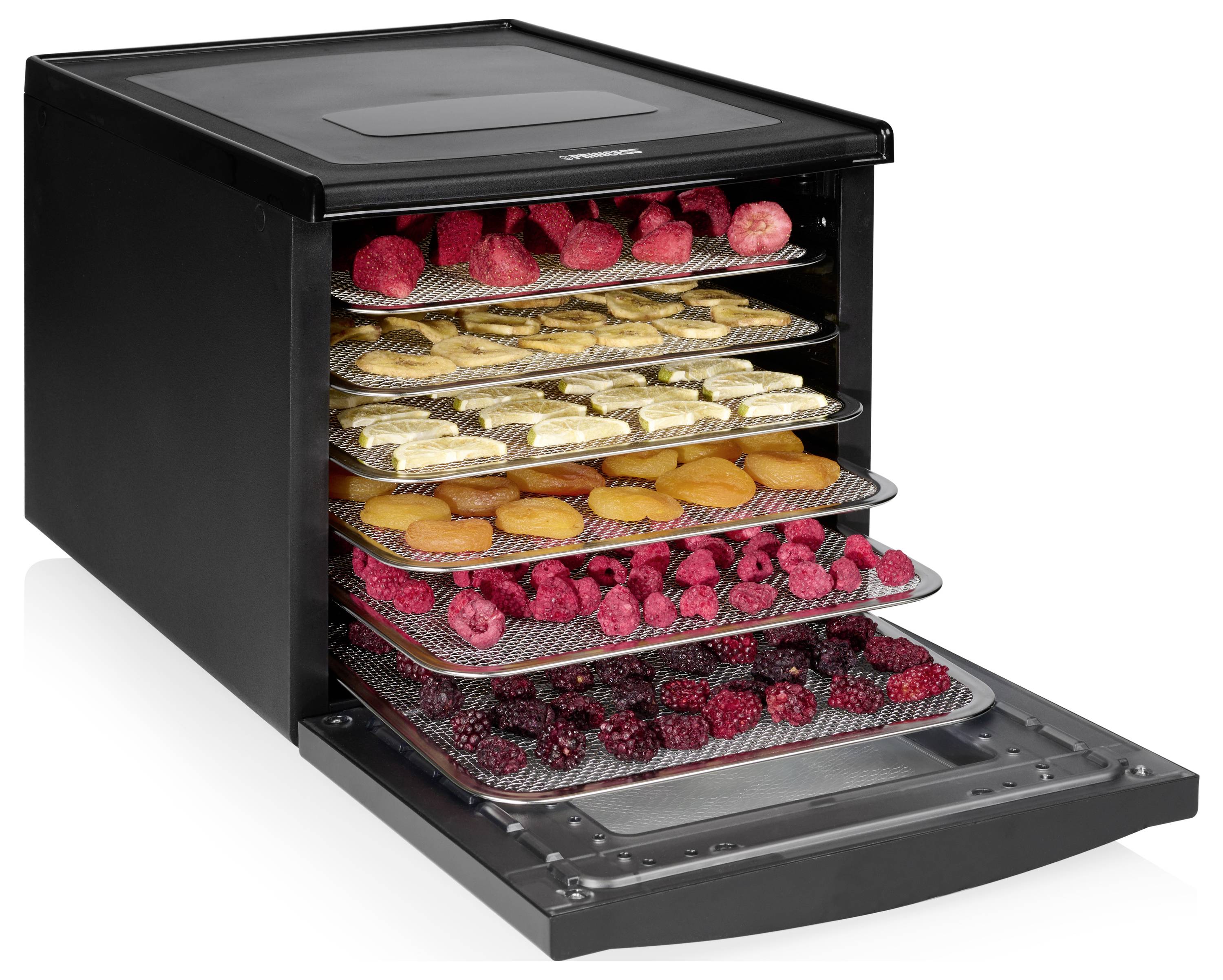 Schwarzer Lebensmitteltrockner mit sechs Tabletts mit geschnittenem Obst und Beeren, die im Inneren trocknen, Vordertür offen, um die gestapelten Regale zu zeigen.