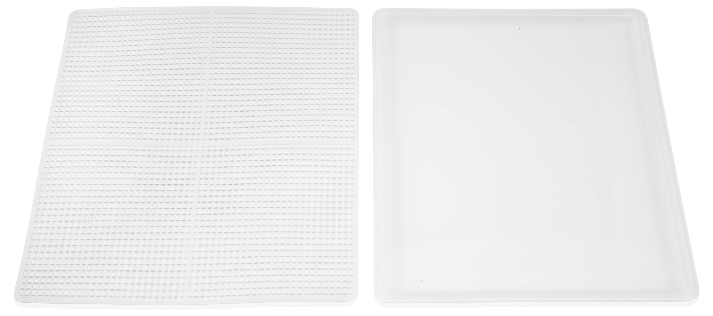 Zwei weiße rechteckige Tabletts nebeneinander, eines mit einer Gitterstruktur und eines glatt, auf einem einfachen Hintergrund dargestellt.