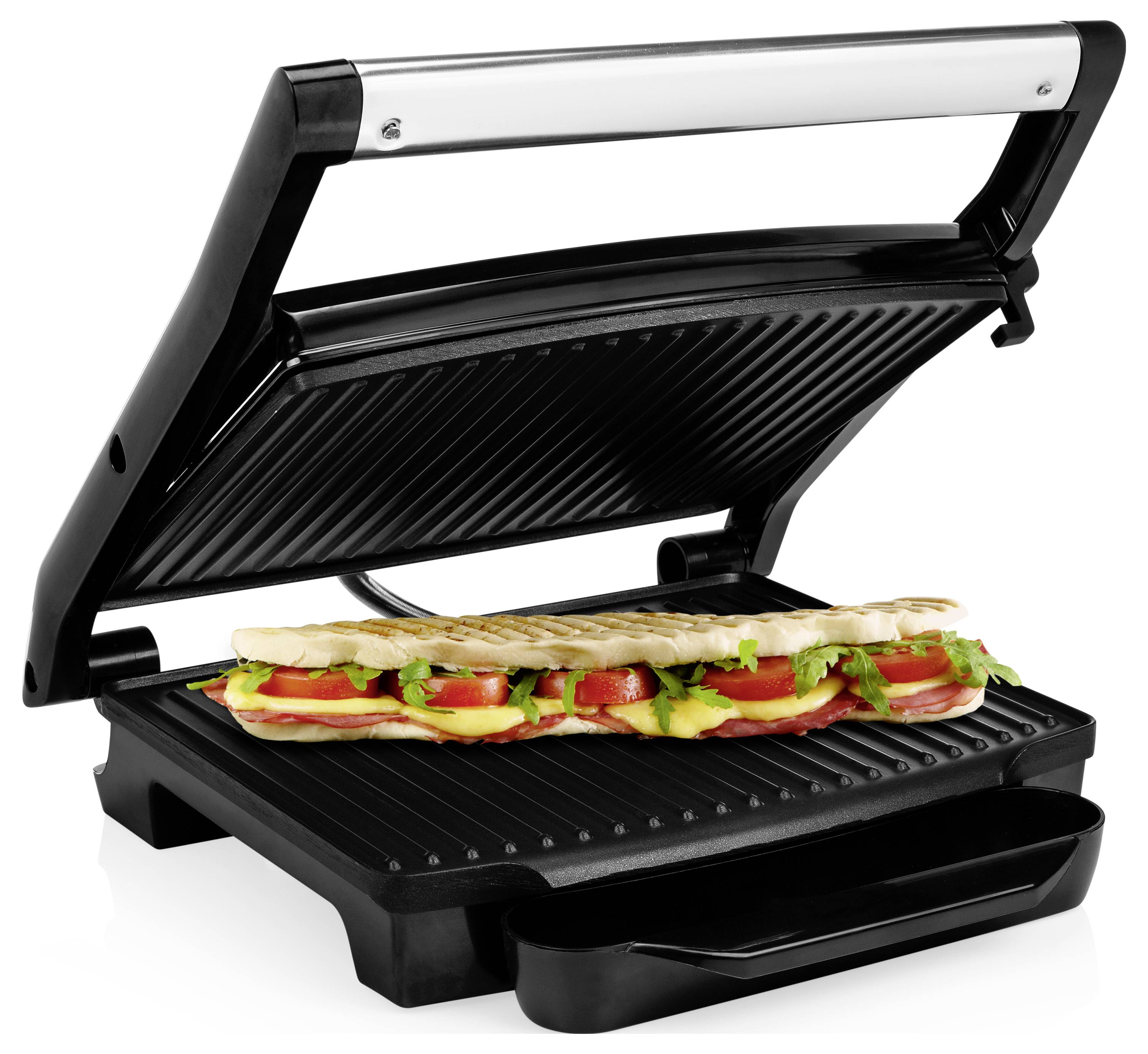 Offene elektrische Panini-Presse brät ein langes Sandwich auf der gerillten unteren Platte, mit einer Auffangschale darunter.