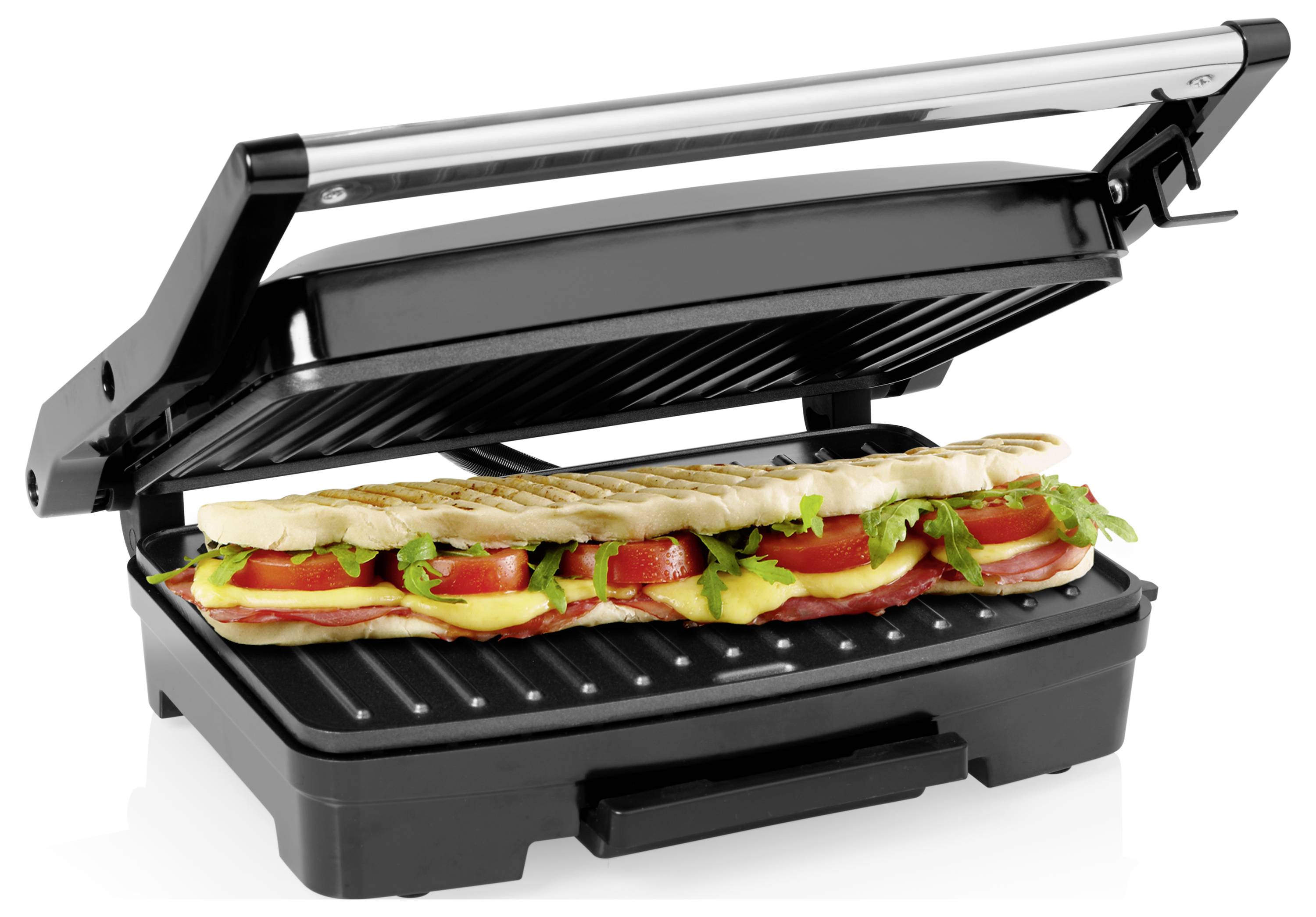 Eine Panini-Presse grillt ein langes Sandwich mit Tomaten, Salat und anderen Füllungen, Deckel offen auf weißem Hintergrund.