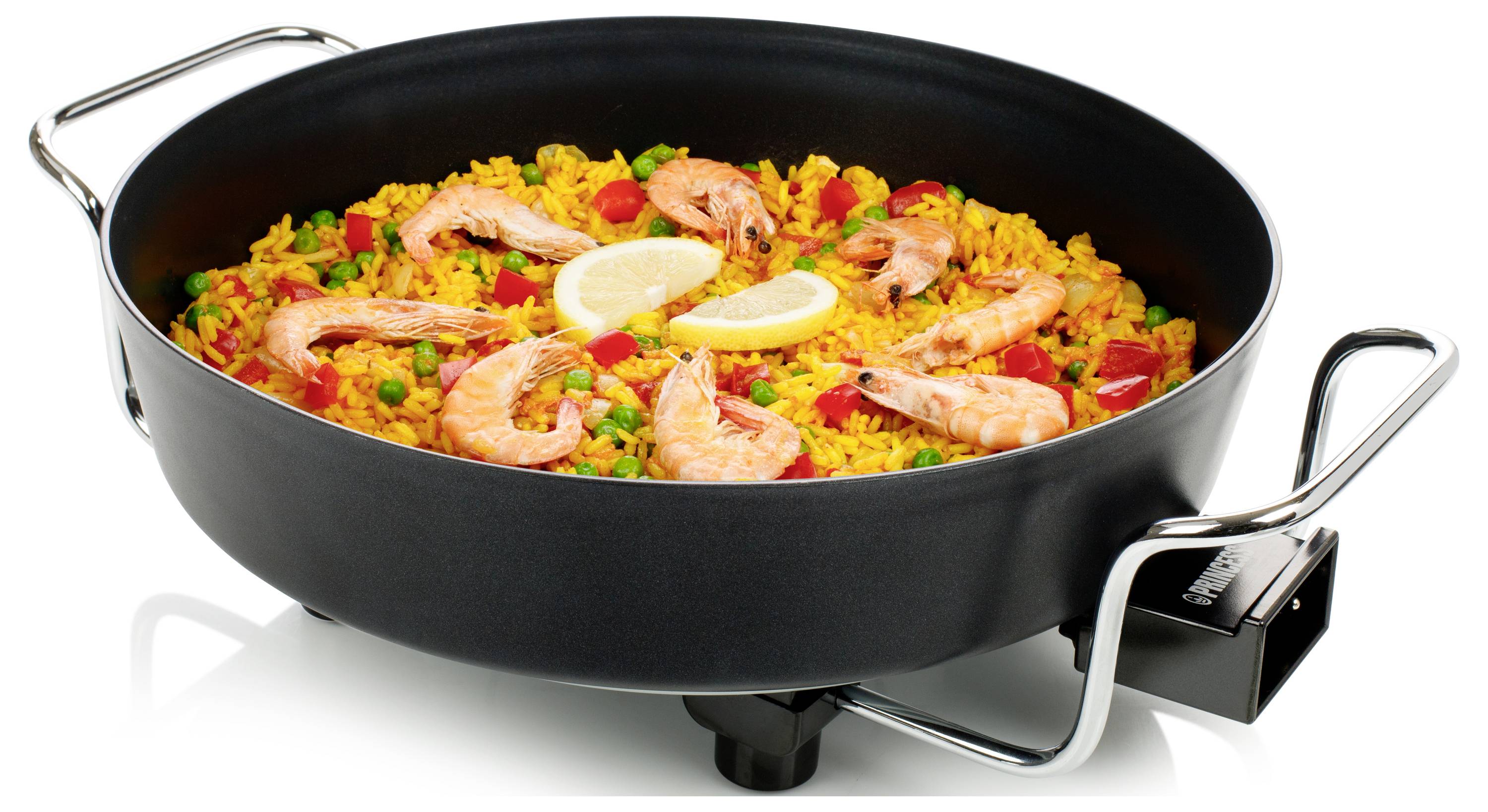 Große schwarze elektrische Bratpfanne gefüllt mit Garnelen-Paella, garniert mit Zitronenscheiben auf weißem Hintergrund.