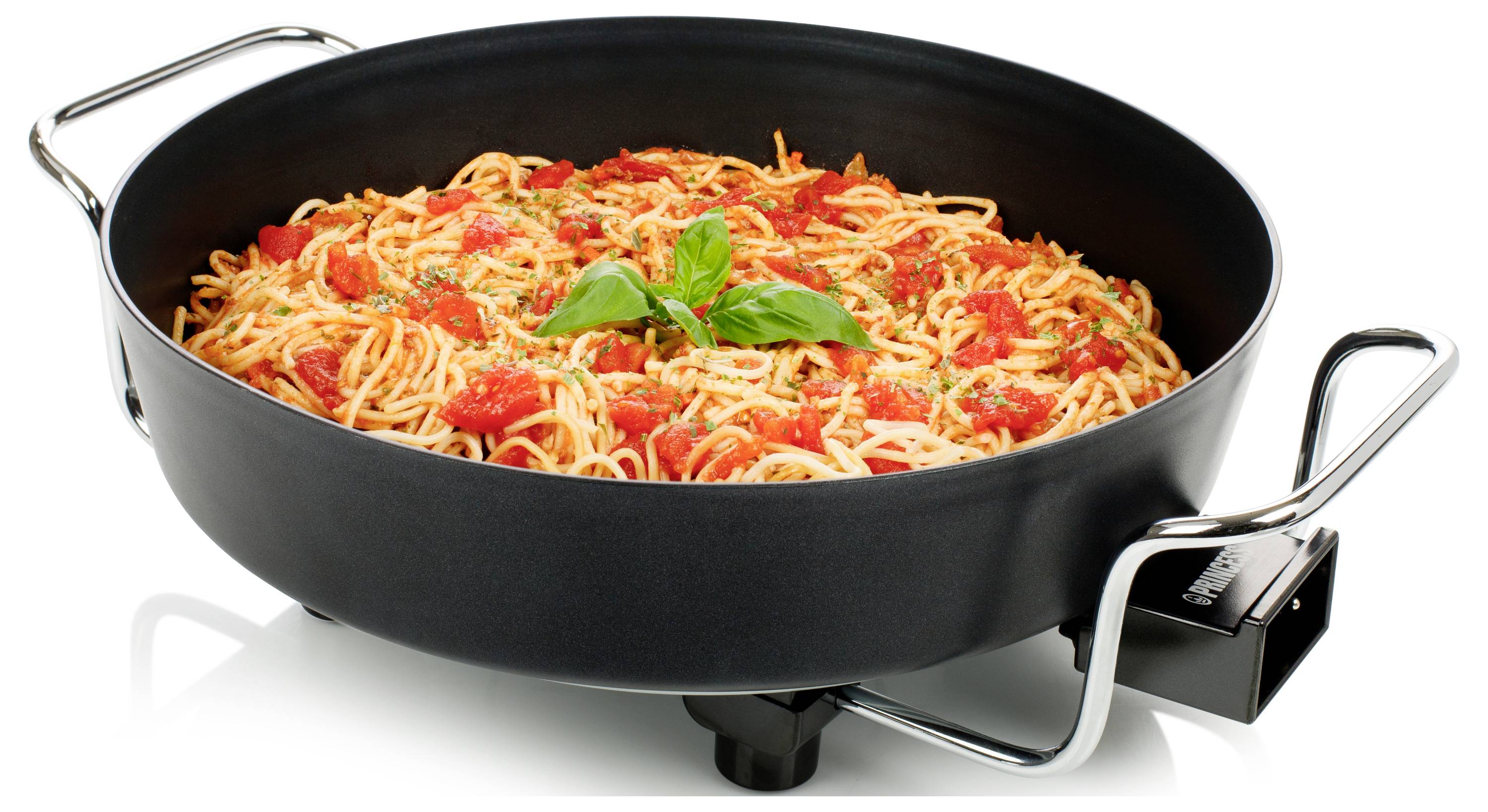 Schwarze elektrische Pfanne gefüllt mit Spaghetti in Tomatensauce, garniert mit Basilikum, auf weißem Hintergrund gezeigt.