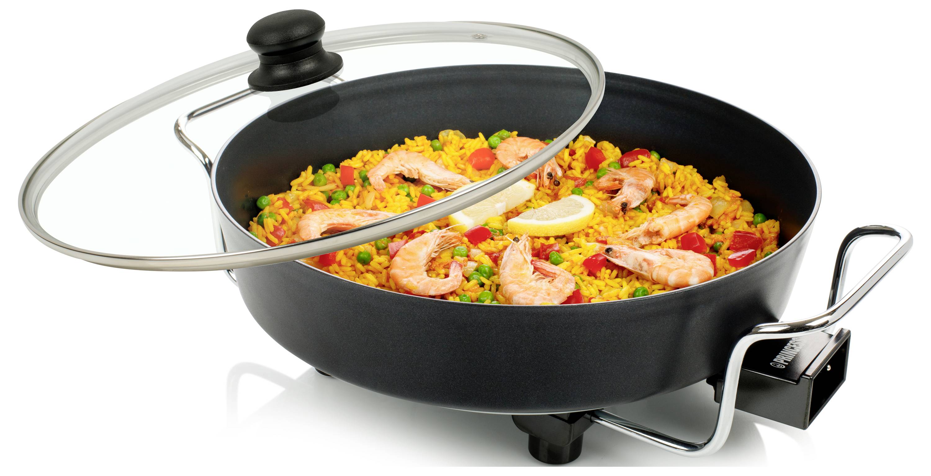 Eine abgedeckte elektrische Pfanne enthält Garnelen-Paella mit Reis, Gemüse und Zitronenscheiben.
